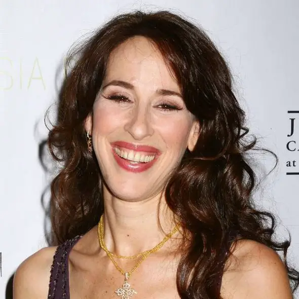How tall is Maggie Wheeler?